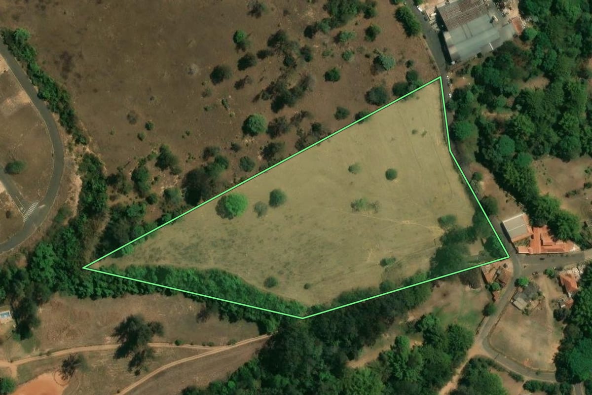Imagem de satélite do imóvel rural em Analândia (SP), com o contorno declarado no CAR desenhado por cima.
