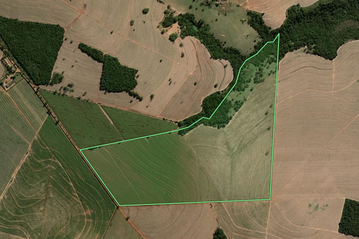 Imagem de satélite do imóvel rural em Analândia (SP), com o contorno declarado no CAR desenhado por cima.