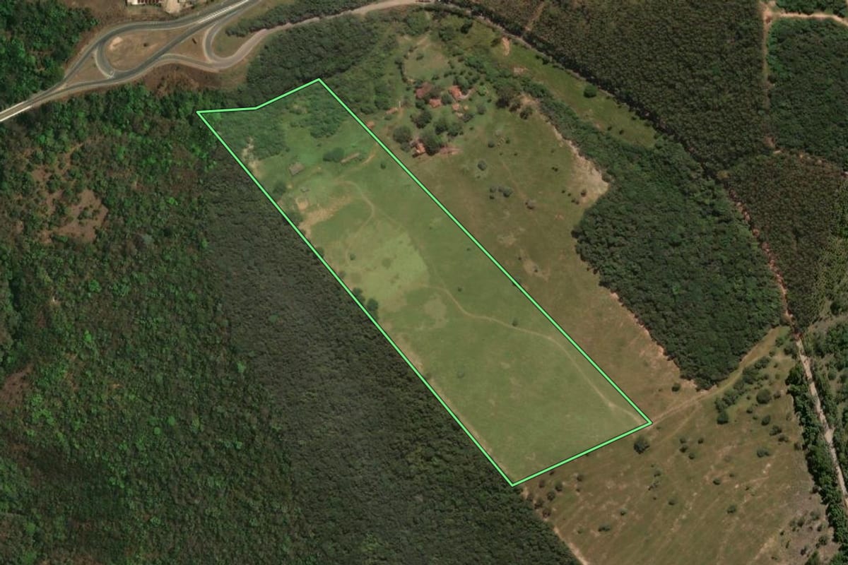 Imagem de satélite do imóvel rural em Analândia (SP), com o contorno declarado no CAR desenhado por cima.