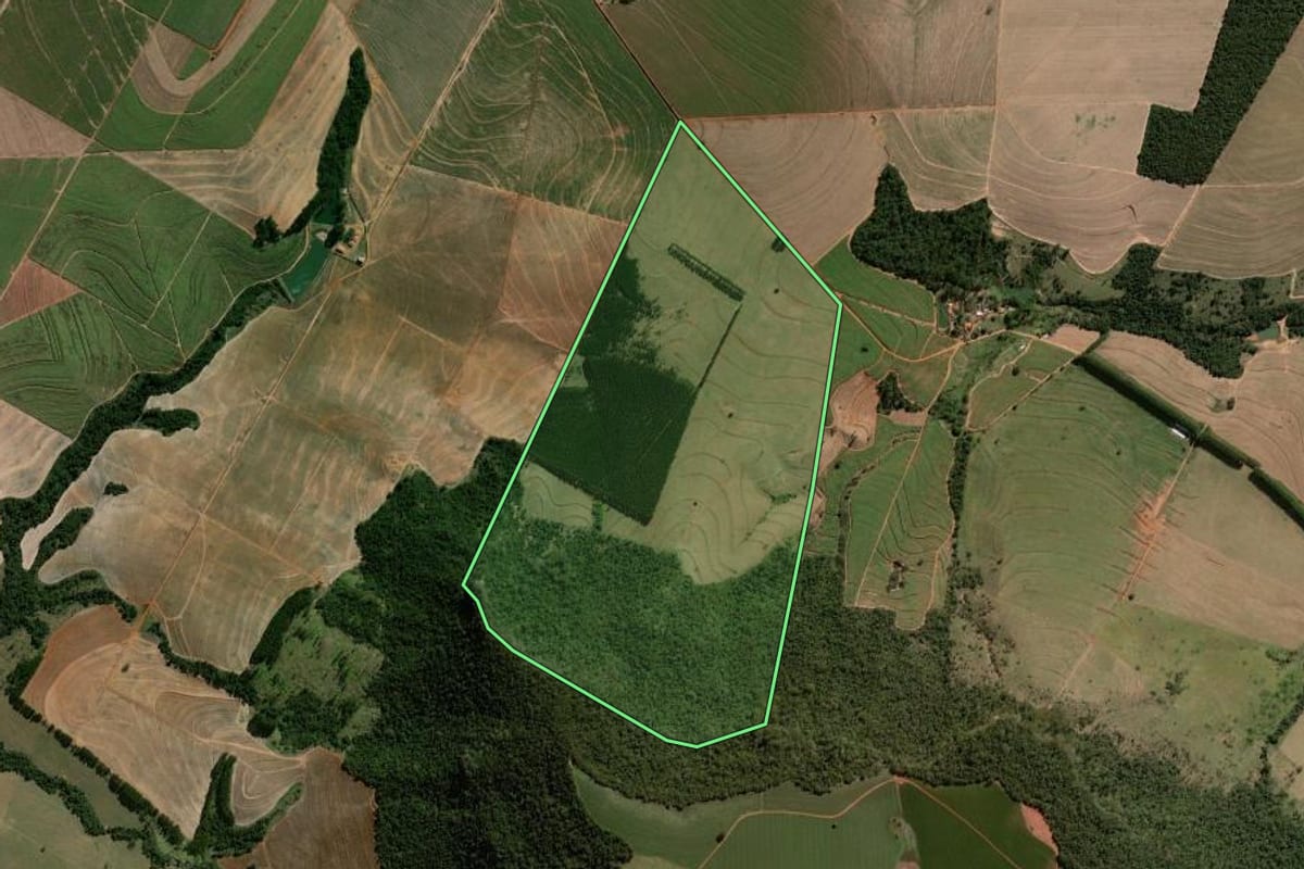 Imagem de satélite do imóvel rural em Analândia (SP), com o contorno declarado no CAR desenhado por cima.