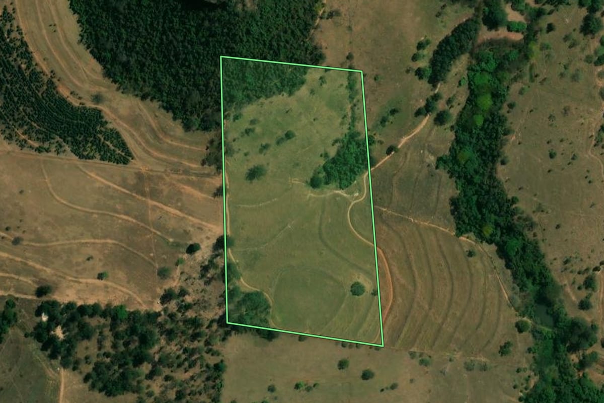 Imagem de satélite do imóvel rural em Analândia (SP), com o contorno declarado no CAR desenhado por cima.
