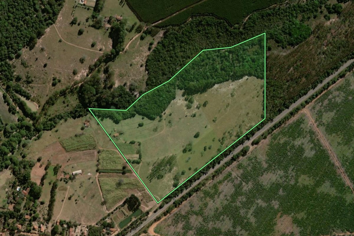 Imagem de satélite do imóvel rural em Analândia (SP), com o contorno declarado no CAR desenhado por cima.