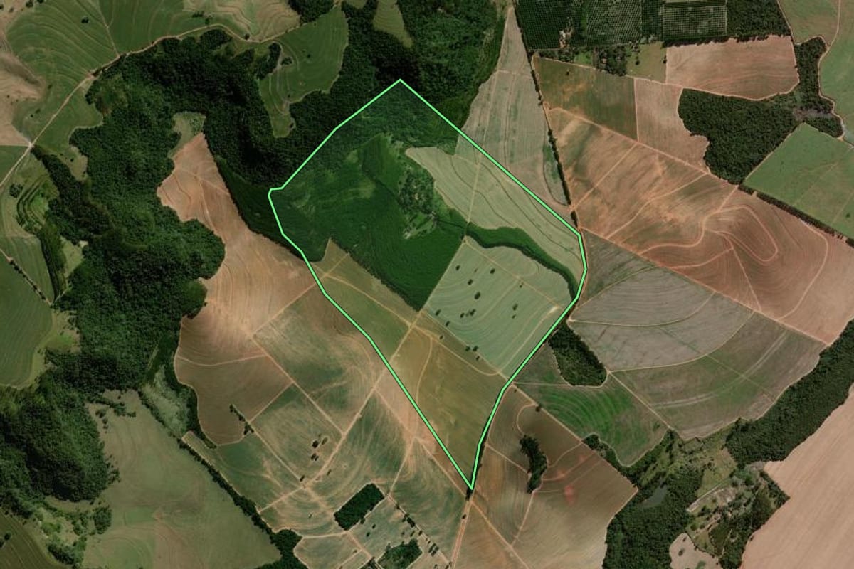 Imagem de satélite do imóvel rural em Analândia (SP), com o contorno declarado no CAR desenhado por cima.