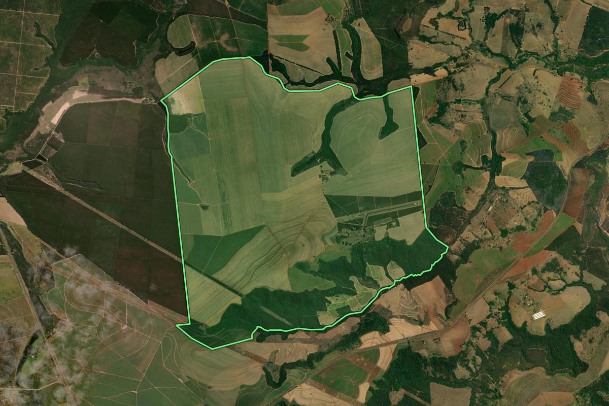 Imagem de satélite do imóvel rural em Analândia (SP), com o contorno declarado no CAR desenhado por cima.