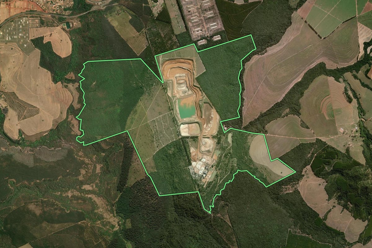 Imagem de satélite do imóvel rural em Analândia (SP), com o contorno declarado no CAR desenhado por cima.
