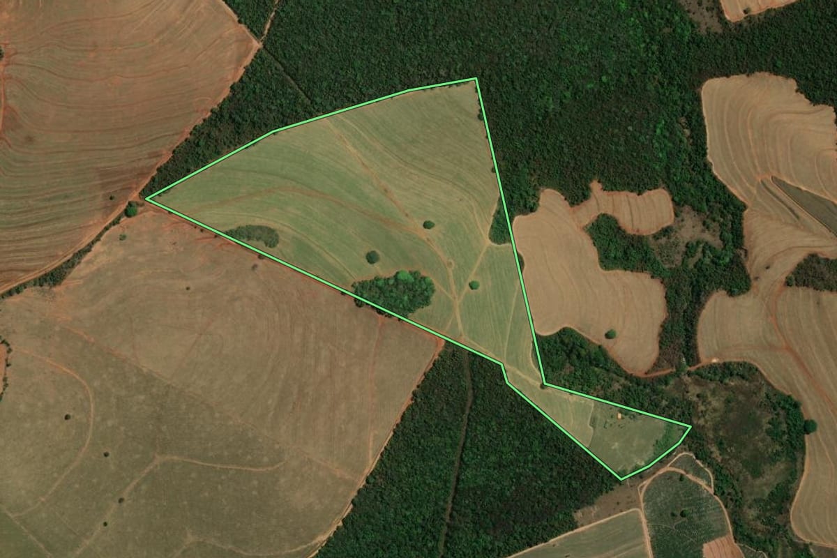 Imagem de satélite do imóvel rural em Analândia (SP), com o contorno declarado no CAR desenhado por cima.