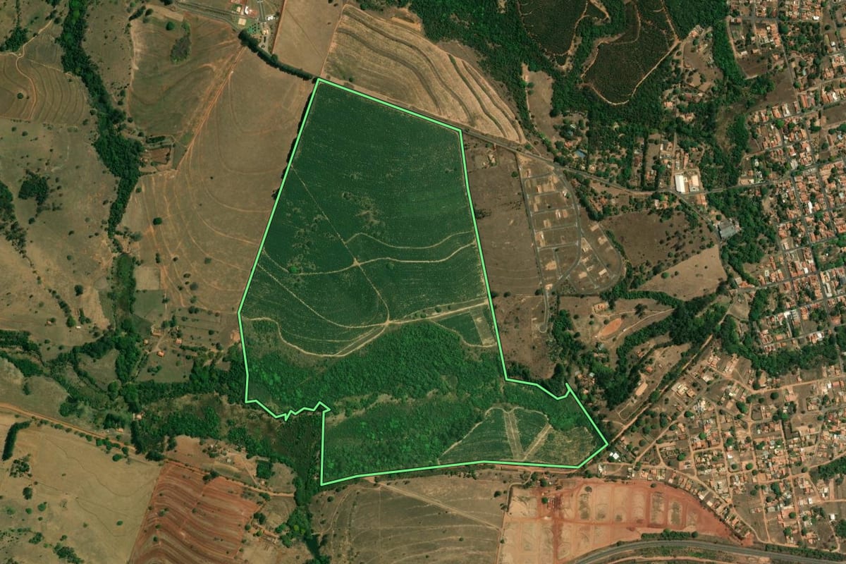 Imagem de satélite do imóvel rural em Analândia (SP), com o contorno declarado no CAR desenhado por cima.