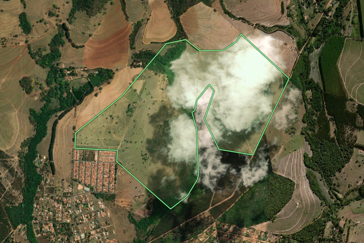 Imagem de satélite do imóvel rural em Analândia (SP), com o contorno declarado no CAR desenhado por cima.