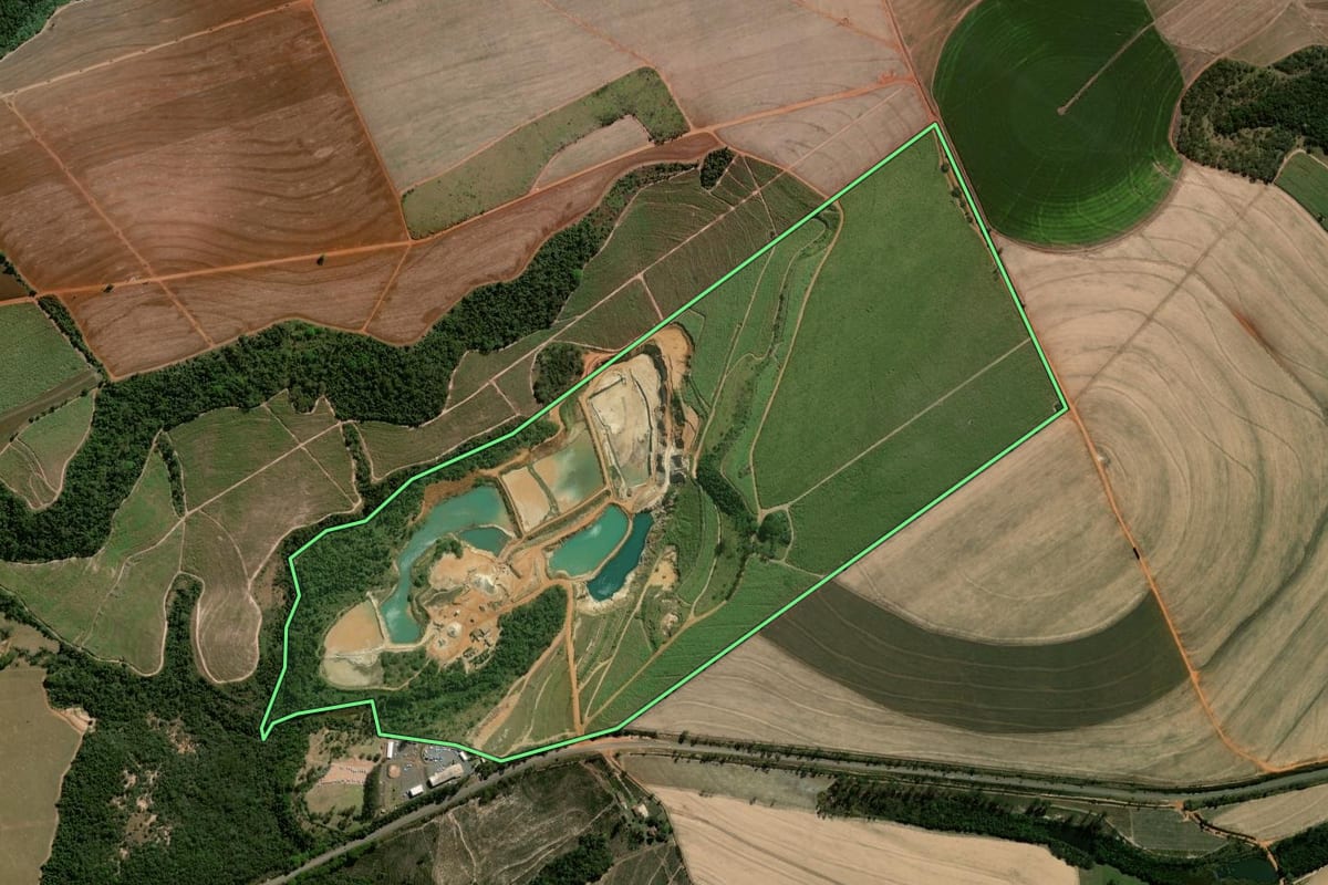 Imagem de satélite do imóvel rural em Analândia (SP), com o contorno declarado no CAR desenhado por cima.