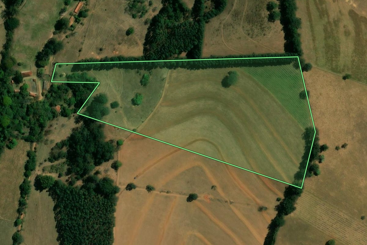 Imagem de satélite do imóvel rural em Analândia (SP), com o contorno declarado no CAR desenhado por cima.