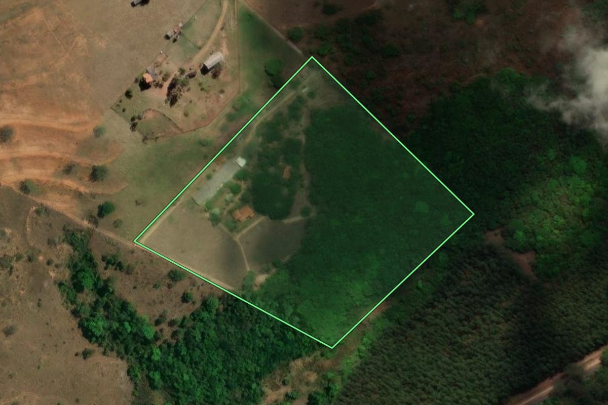 Imagem de satélite do imóvel rural em Analândia (SP), com o contorno declarado no CAR desenhado por cima.