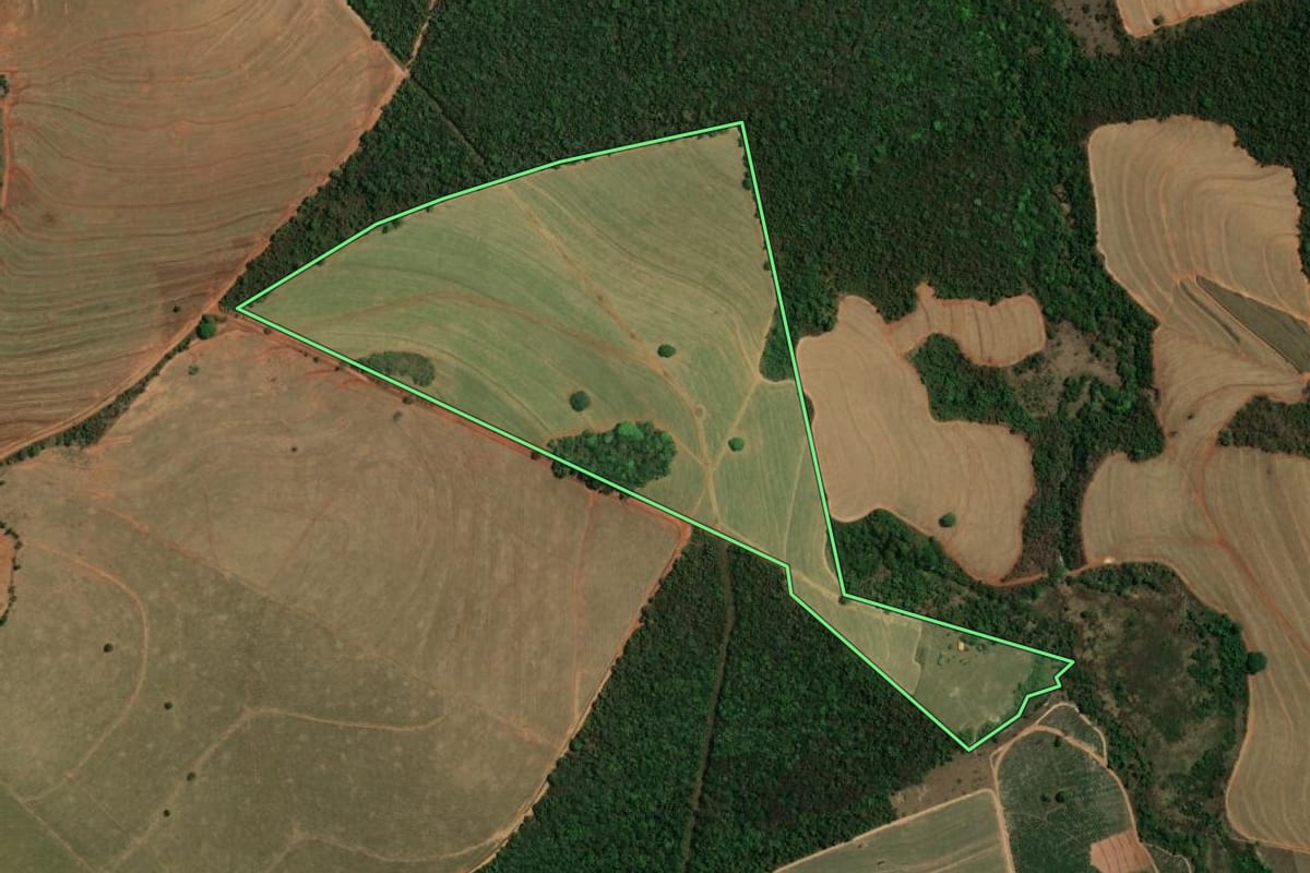 Imagem de satélite do imóvel rural em Analândia (SP), com o contorno declarado no CAR desenhado por cima.