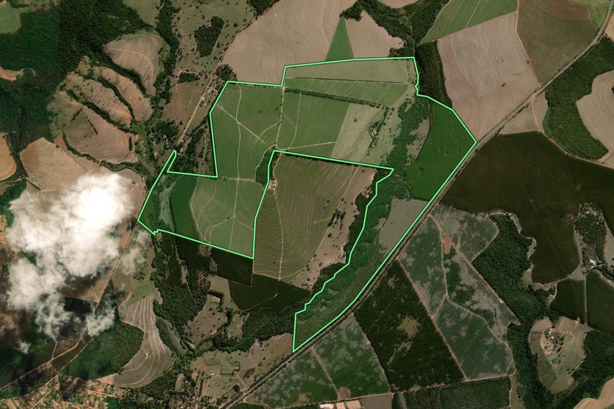Imagem de satélite do imóvel rural em Analândia (SP), com o contorno declarado no CAR desenhado por cima.