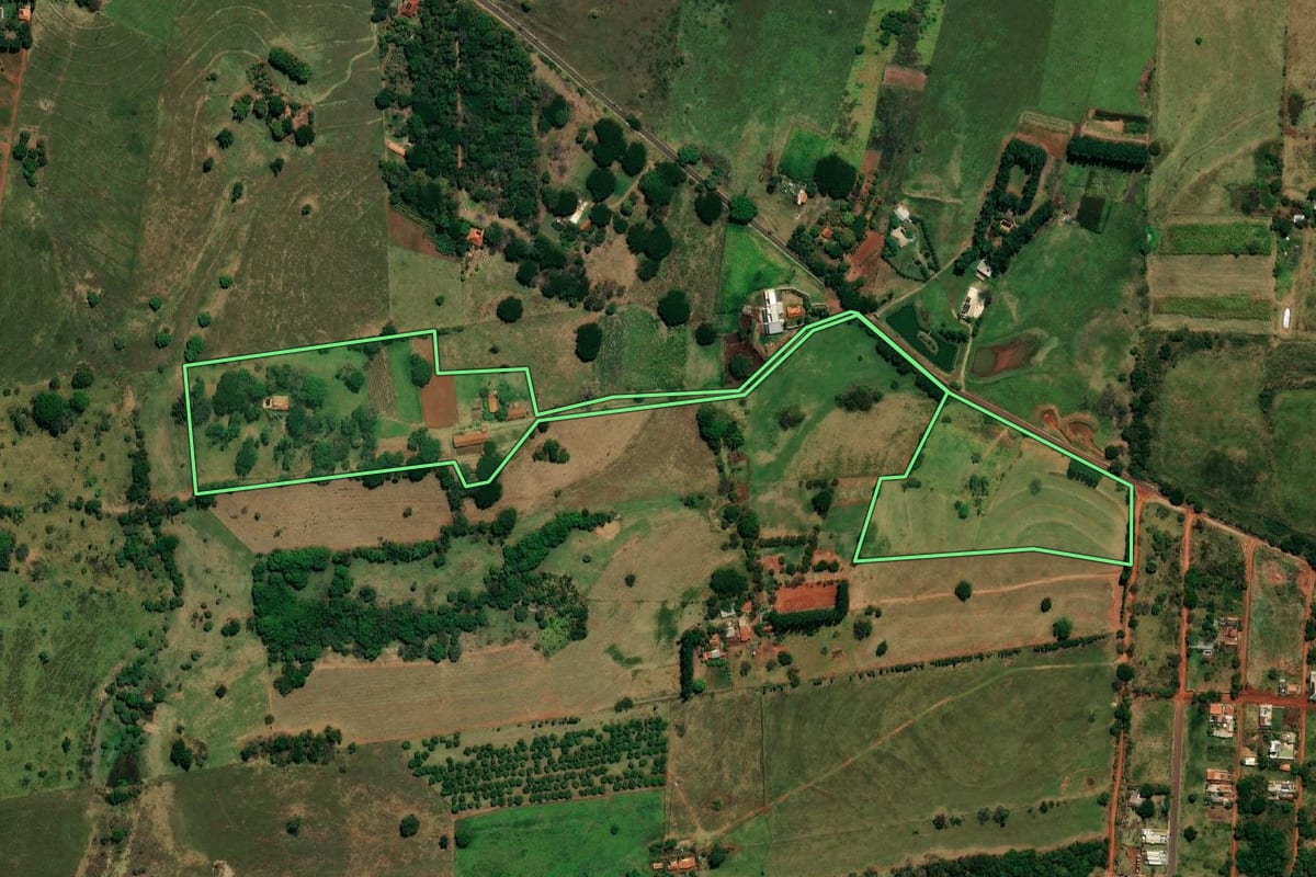 Imagem de satélite do imóvel rural em Andradina (SP), com o contorno declarado no CAR desenhado por cima.