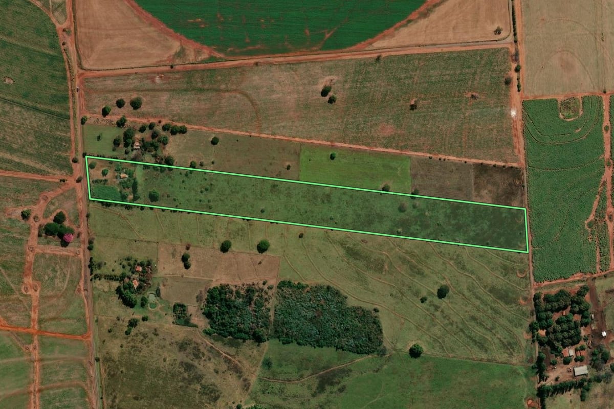 Imagem de satélite do imóvel rural em Andradina (SP), com o contorno declarado no CAR desenhado por cima.