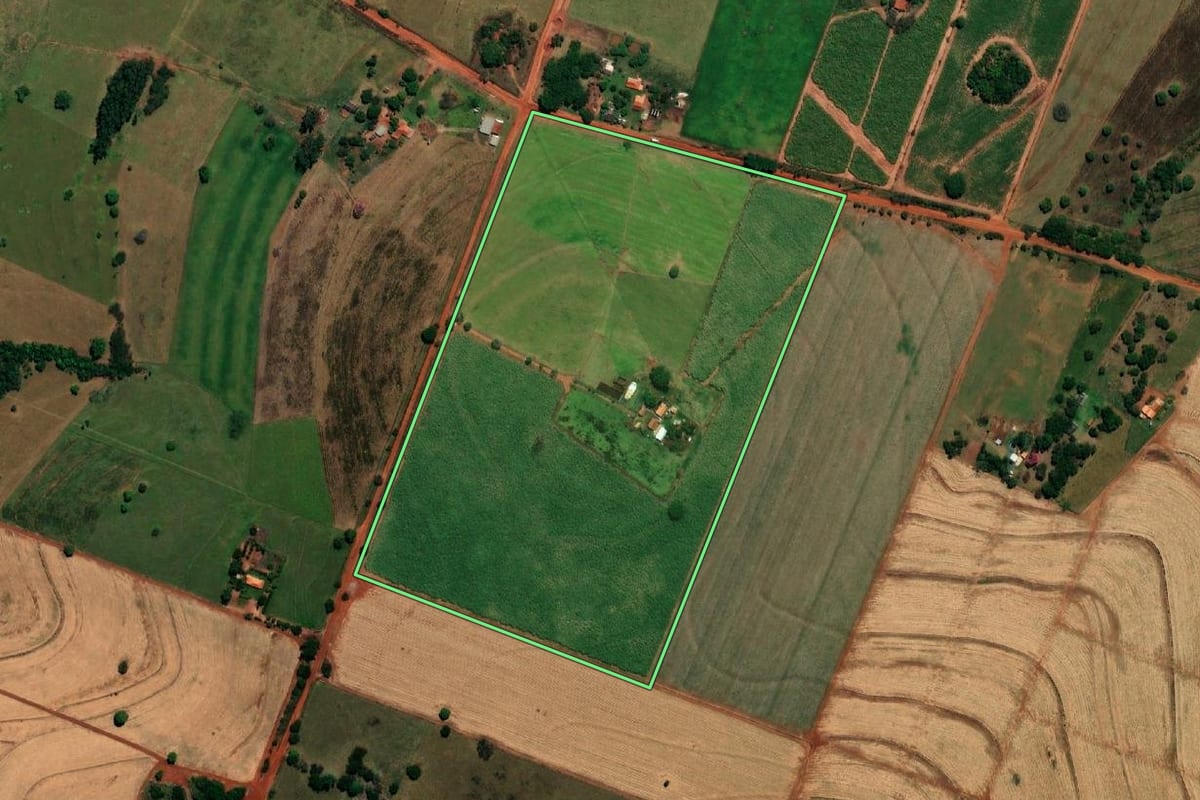 Imagem de satélite do imóvel rural em Andradina (SP), com o contorno declarado no CAR desenhado por cima.