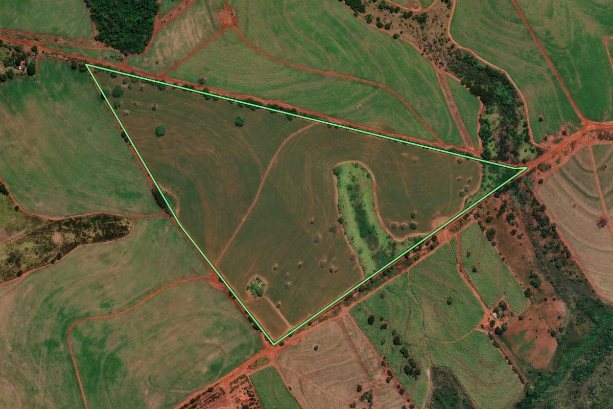 Imagem de satélite do imóvel rural em Andradina (SP), com o contorno declarado no CAR desenhado por cima.