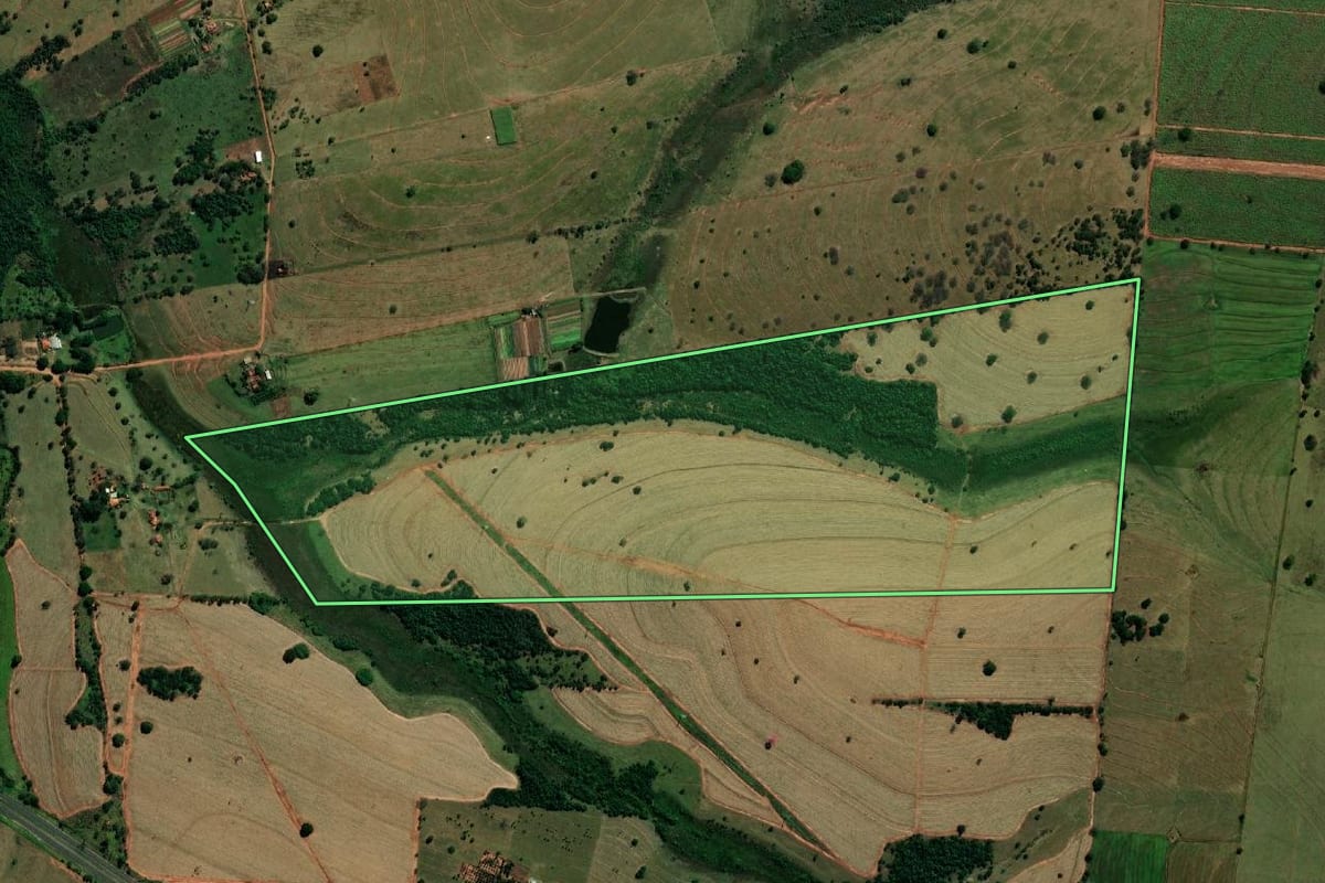 Imagem de satélite do imóvel rural em Andradina (SP), com o contorno declarado no CAR desenhado por cima.