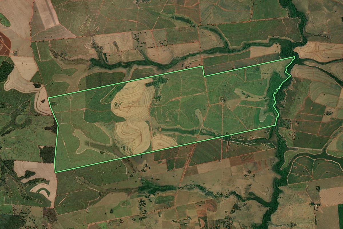 Imagem de satélite do imóvel rural em Andradina (SP), com o contorno declarado no CAR desenhado por cima.