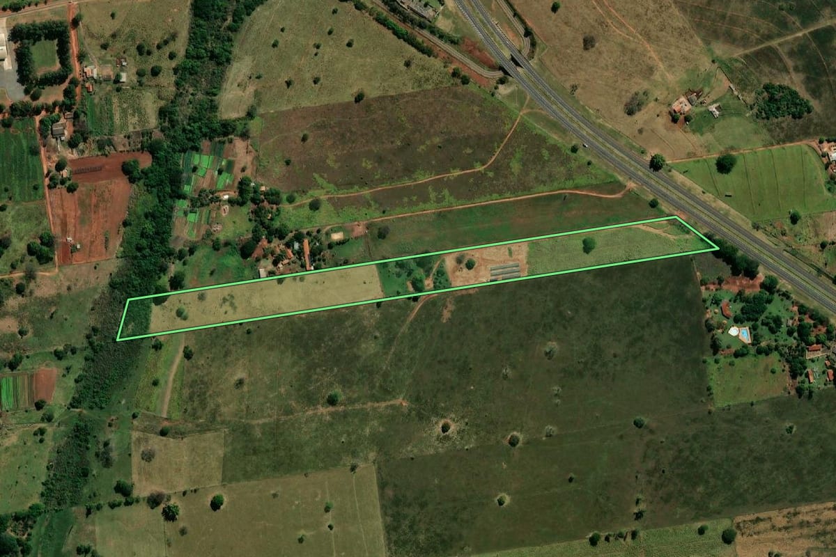 Imagem de satélite do imóvel rural em Andradina (SP), com o contorno declarado no CAR desenhado por cima.