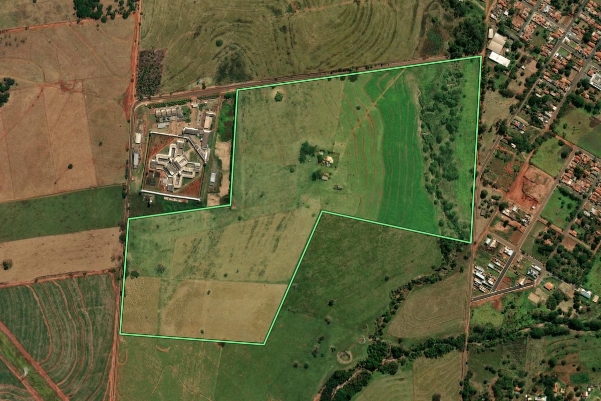 Imagem de satélite do imóvel rural em Andradina (SP), com o contorno declarado no CAR desenhado por cima.