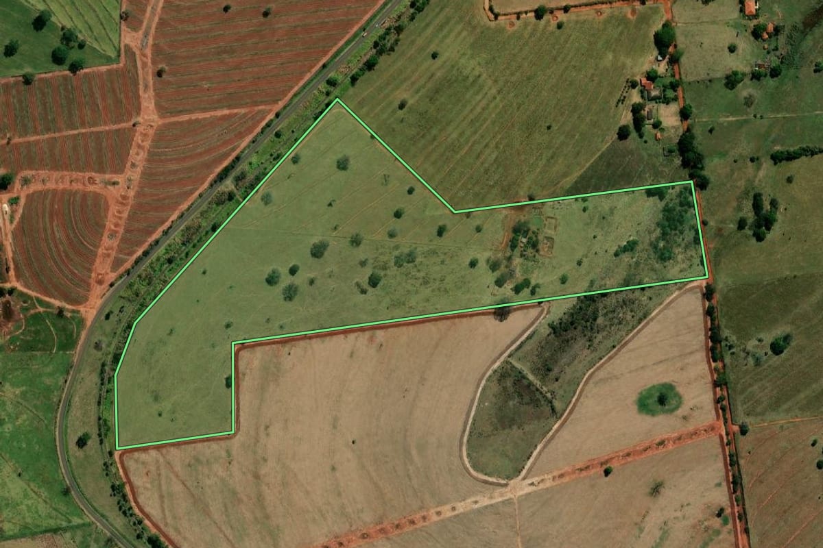 Imagem de satélite do imóvel rural em Andradina (SP), com o contorno declarado no CAR desenhado por cima.