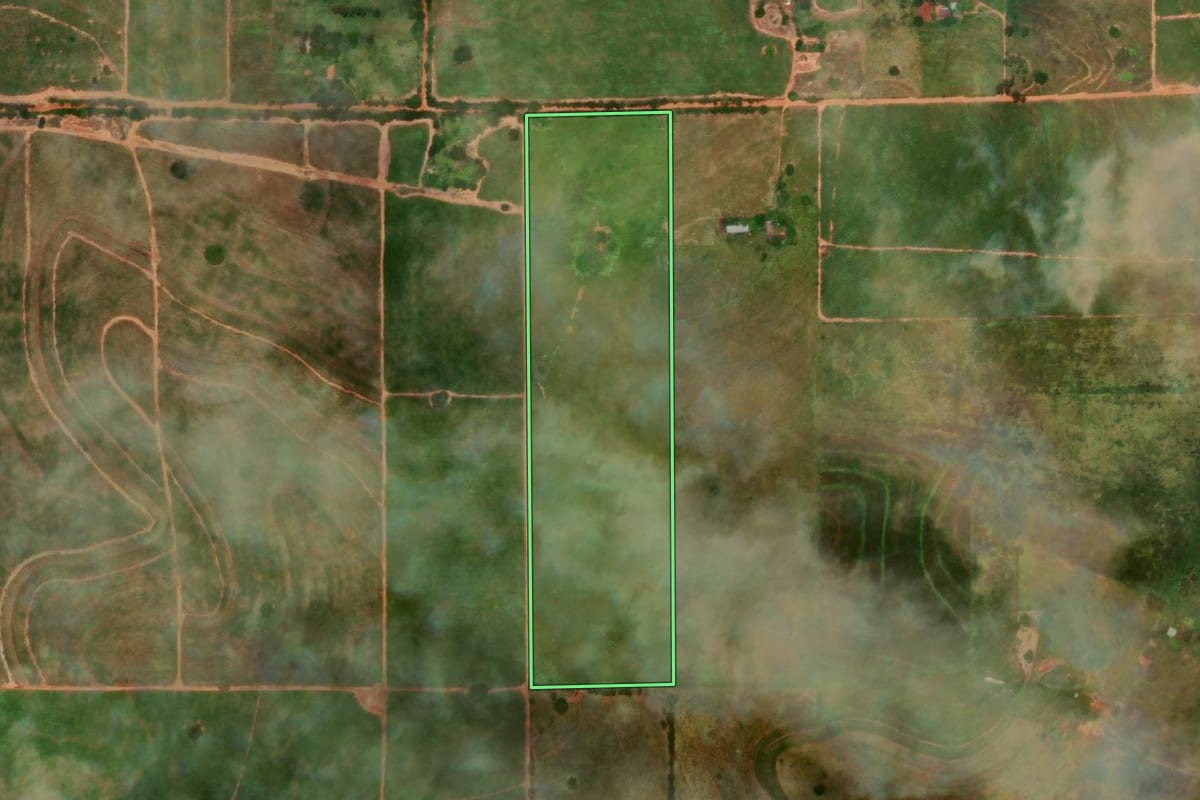 Imagem de satélite do imóvel rural em Andradina (SP), com o contorno declarado no CAR desenhado por cima.