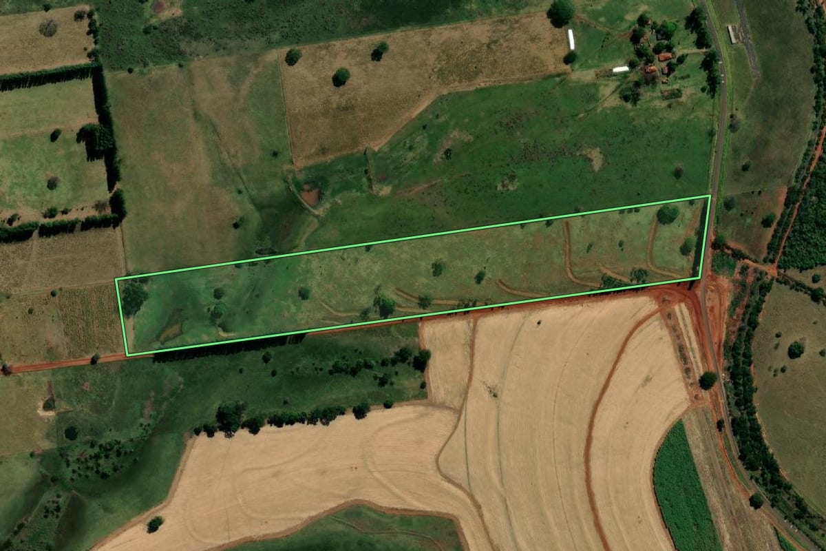 Imagem de satélite do imóvel rural em Andradina (SP), com o contorno declarado no CAR desenhado por cima.