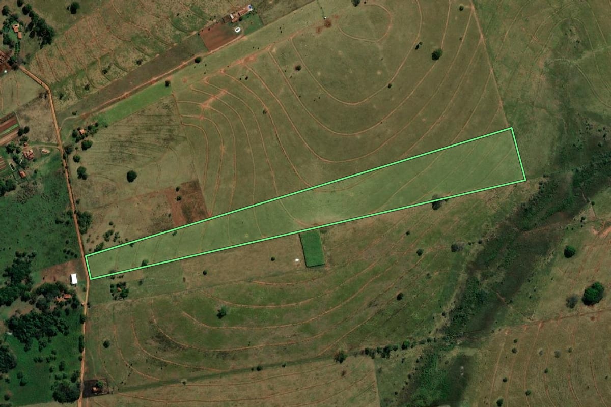 Imagem de satélite do imóvel rural em Andradina (SP), com o contorno declarado no CAR desenhado por cima.