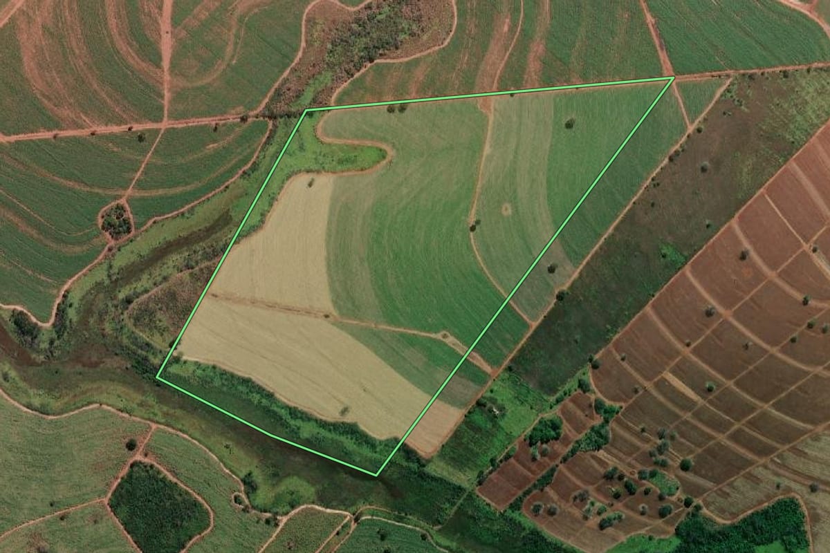 Imagem de satélite do imóvel rural em Andradina (SP), com o contorno declarado no CAR desenhado por cima.