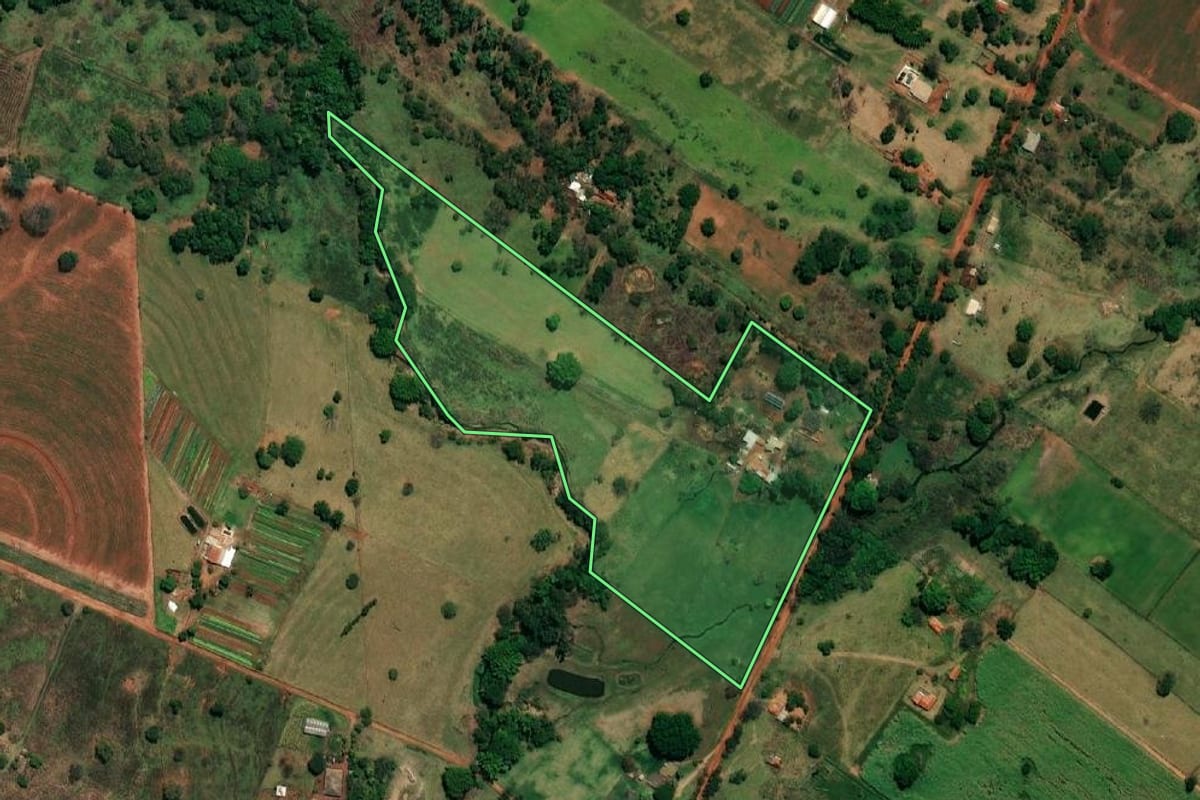 Imagem de satélite do imóvel rural em Andradina (SP), com o contorno declarado no CAR desenhado por cima.