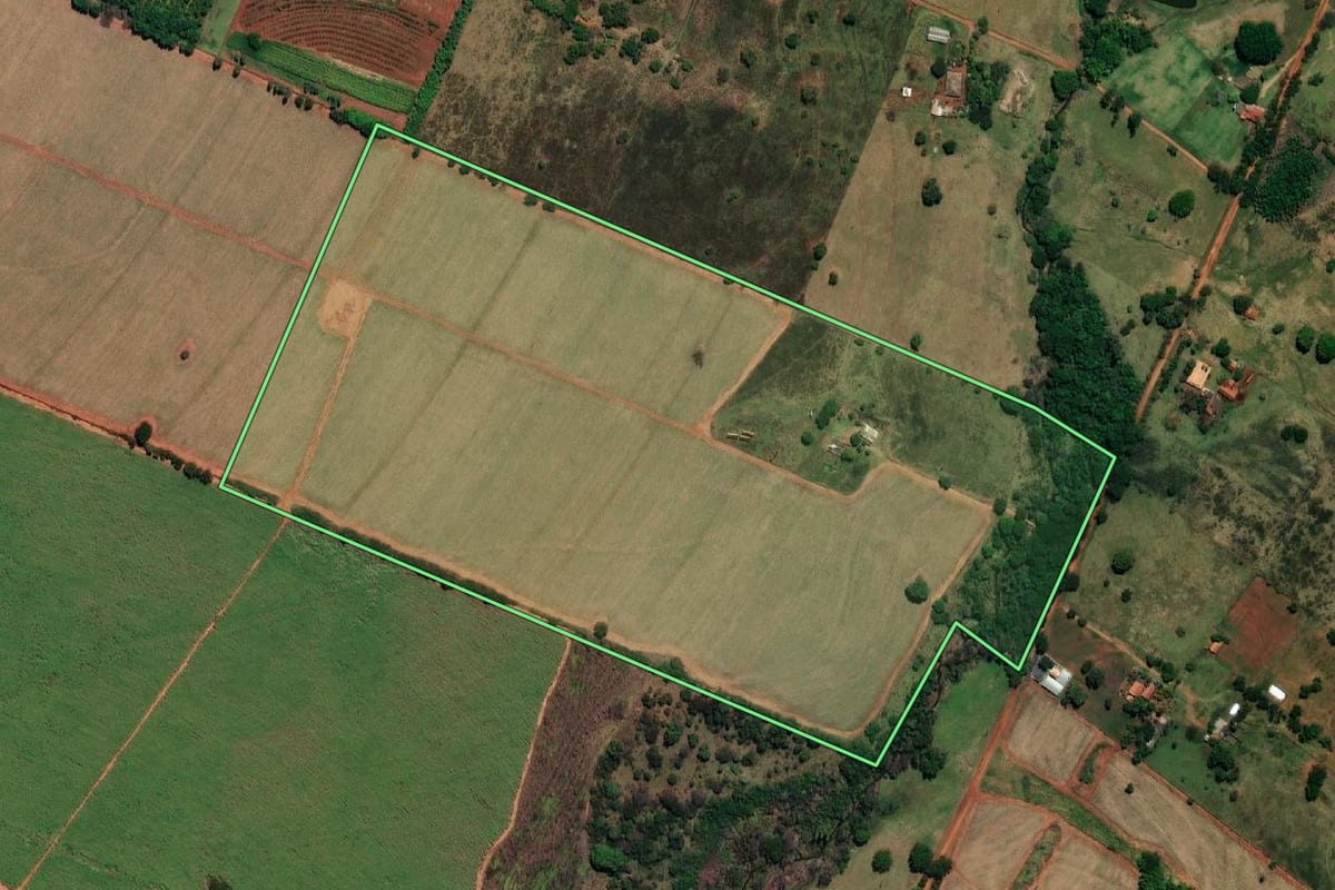 Imagem de satélite do imóvel rural em Andradina (SP), com o contorno declarado no CAR desenhado por cima.
