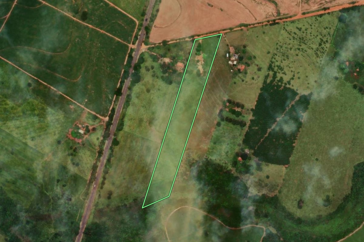 Imagem de satélite do imóvel rural em Andradina (SP), com o contorno declarado no CAR desenhado por cima.