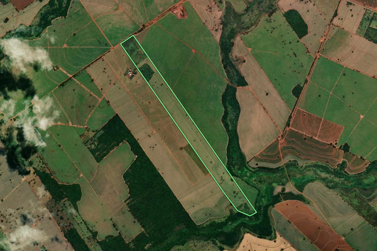 Imagem de satélite do imóvel rural em Andradina (SP), com o contorno declarado no CAR desenhado por cima.