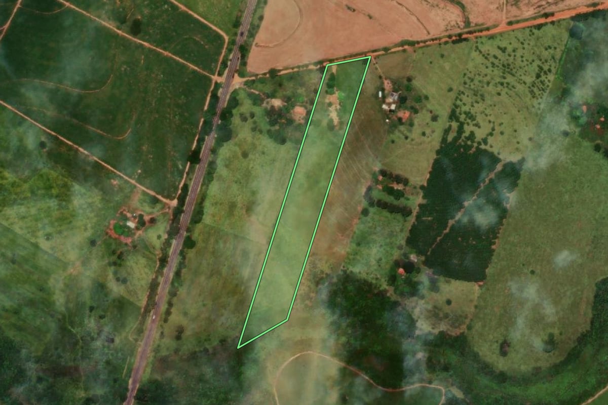 Imagem de satélite do imóvel rural em Andradina (SP), com o contorno declarado no CAR desenhado por cima.
