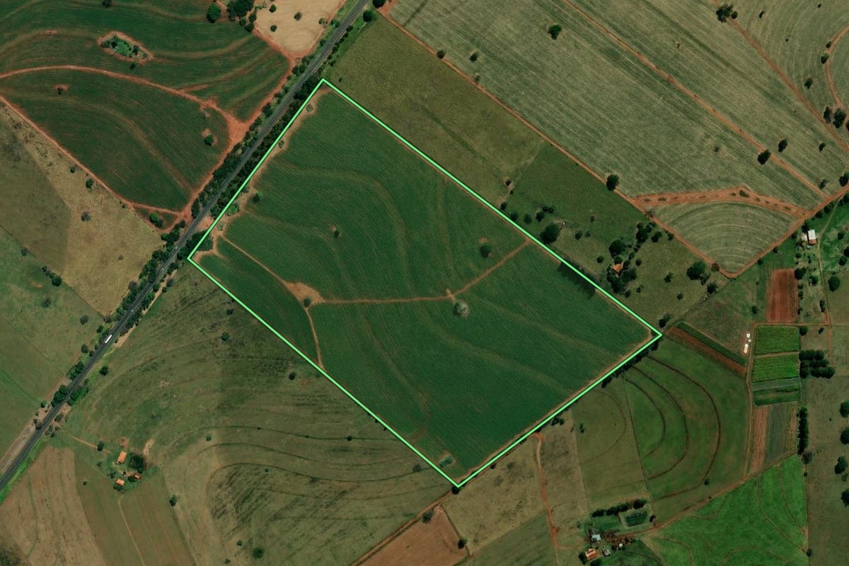 Imagem de satélite do imóvel rural em Andradina (SP), com o contorno declarado no CAR desenhado por cima.
