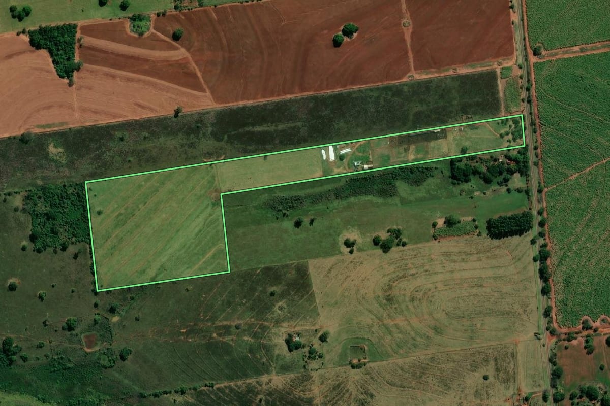 Imagem de satélite do imóvel rural em Andradina (SP), com o contorno declarado no CAR desenhado por cima.