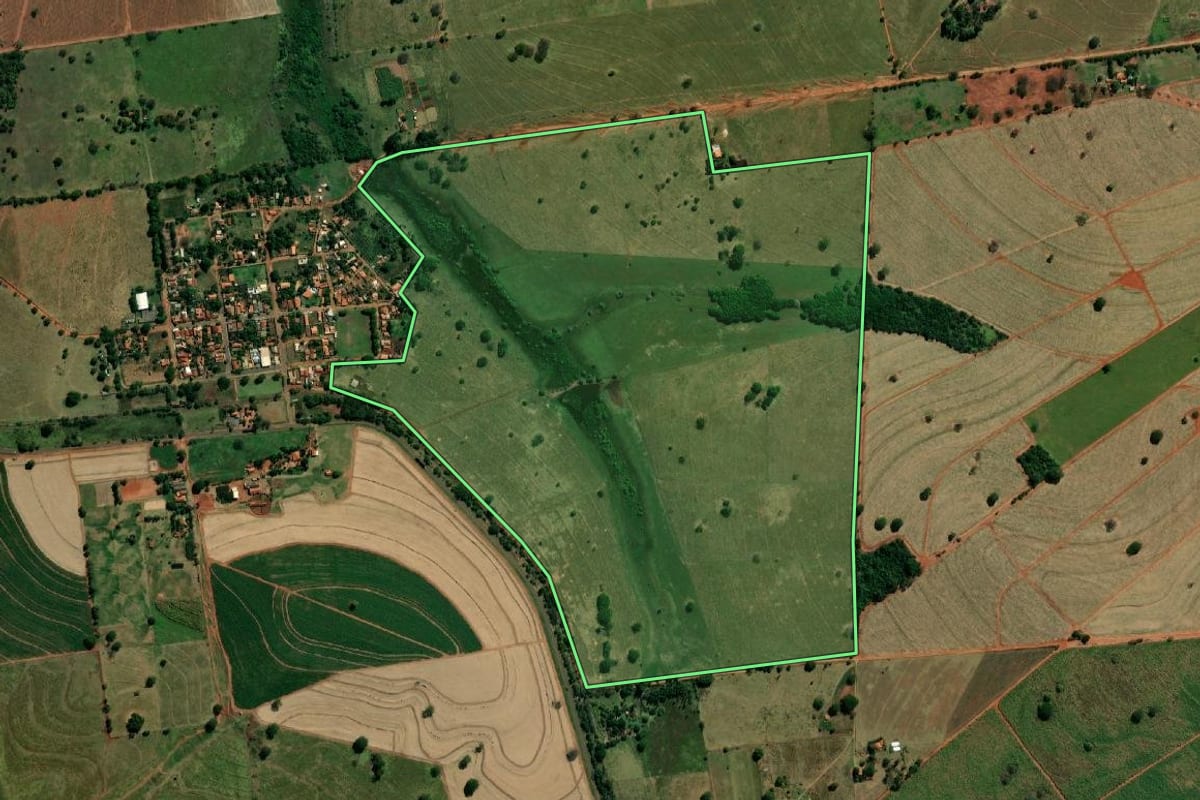 Imagem de satélite do imóvel rural em Andradina (SP), com o contorno declarado no CAR desenhado por cima.