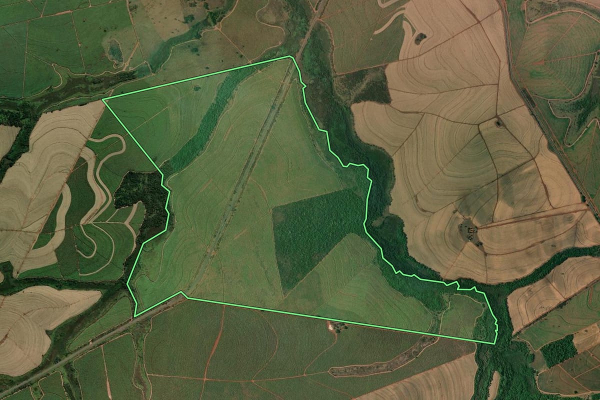 Imagem de satélite do imóvel rural em Andradina (SP), com o contorno declarado no CAR desenhado por cima.