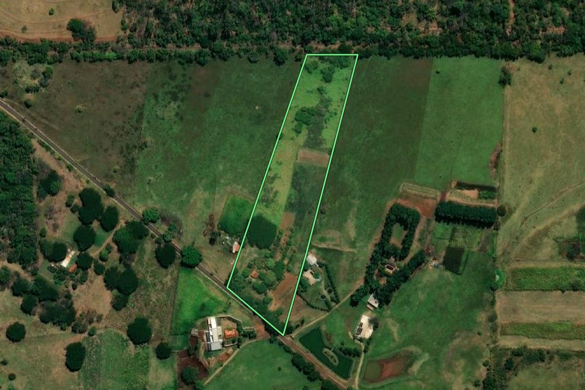 Imagem de satélite do imóvel rural em Andradina (SP), com o contorno declarado no CAR desenhado por cima.