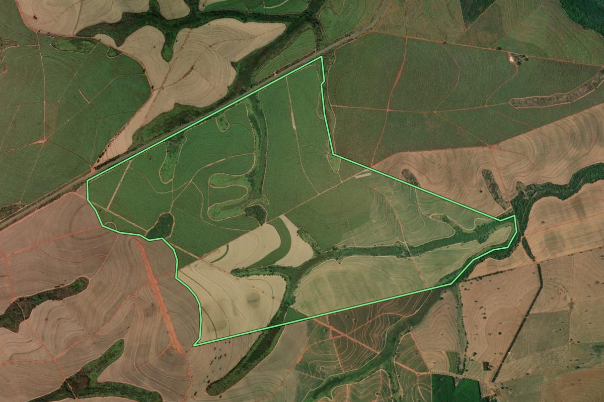 Imagem de satélite do imóvel rural em Andradina (SP), com o contorno declarado no CAR desenhado por cima.