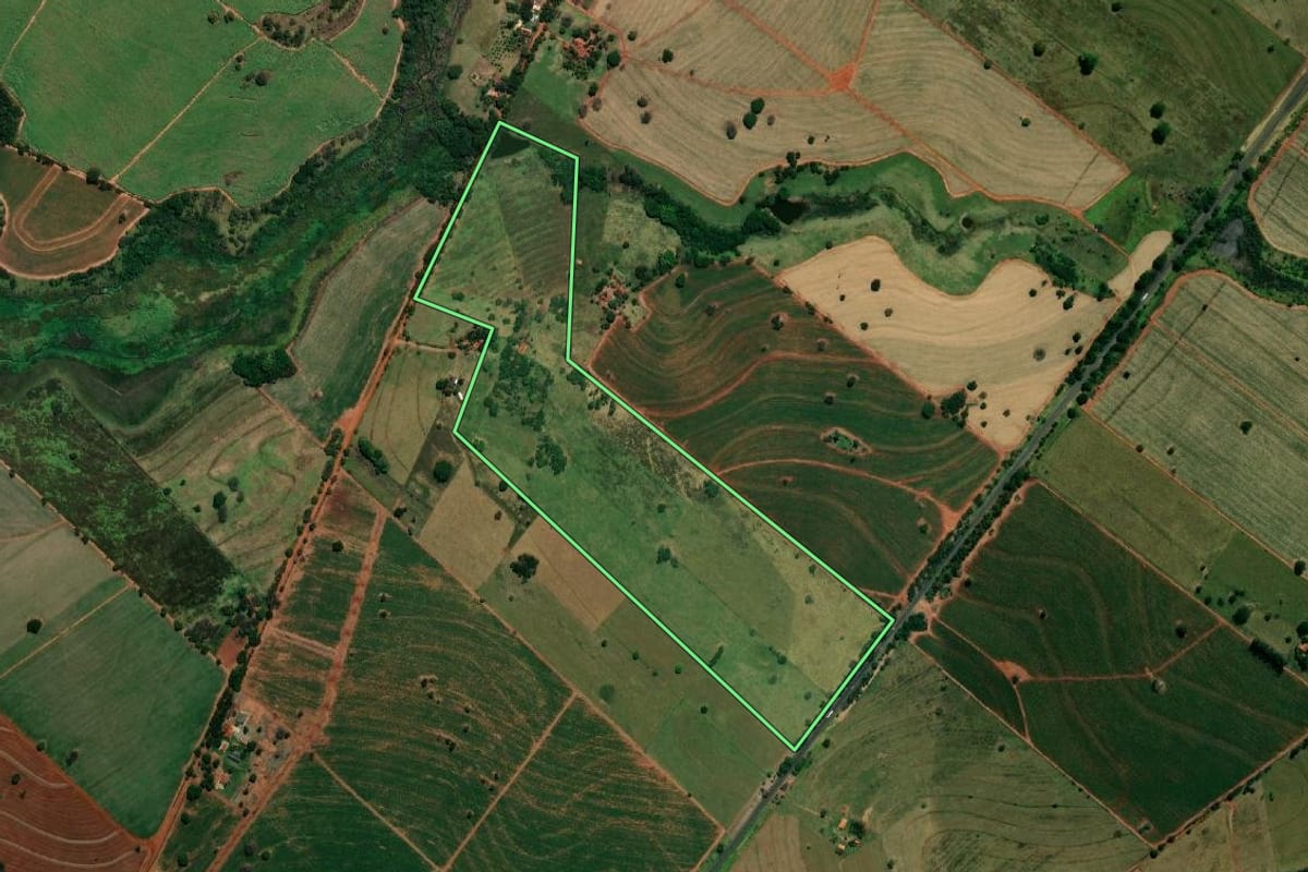 Imagem de satélite do imóvel rural em Andradina (SP), com o contorno declarado no CAR desenhado por cima.