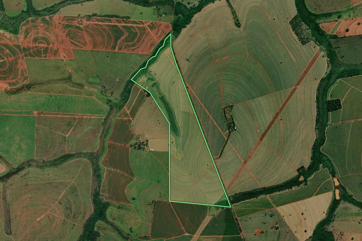 Imagem de satélite do imóvel rural em Andradina (SP), com o contorno declarado no CAR desenhado por cima.