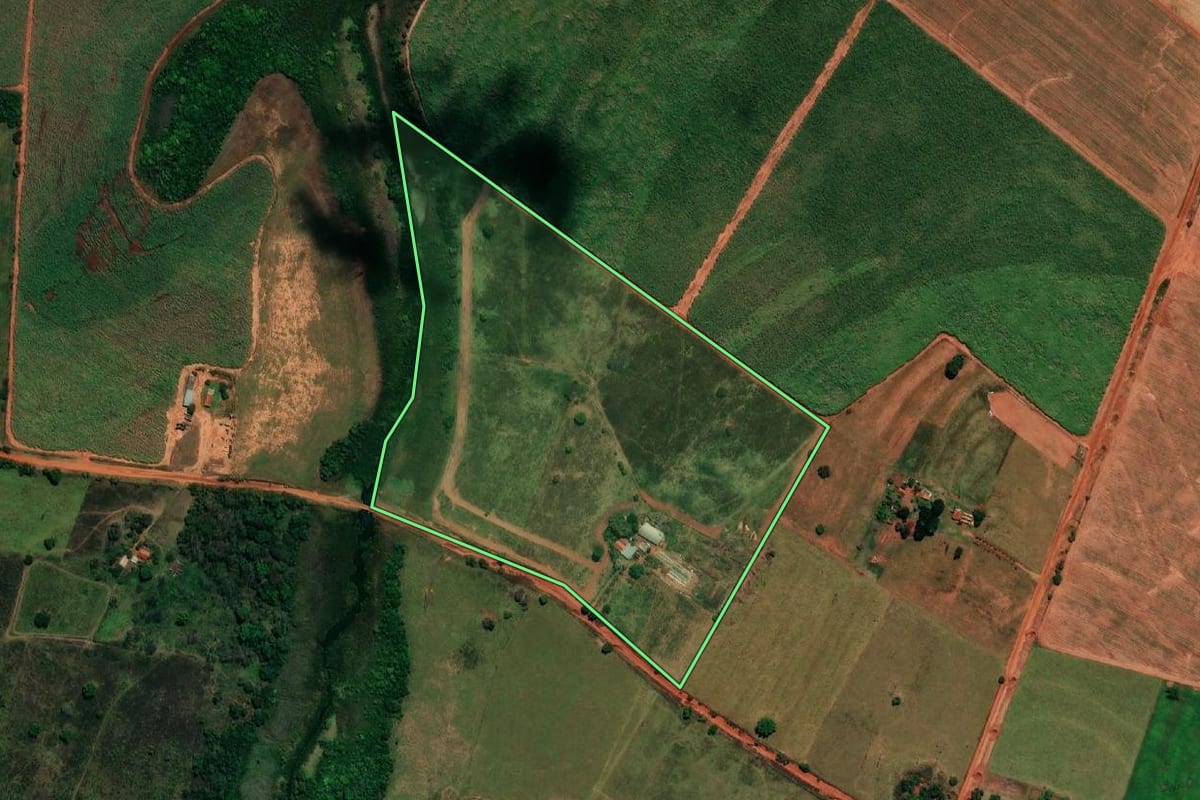 Imagem de satélite do imóvel rural em Andradina (SP), com o contorno declarado no CAR desenhado por cima.