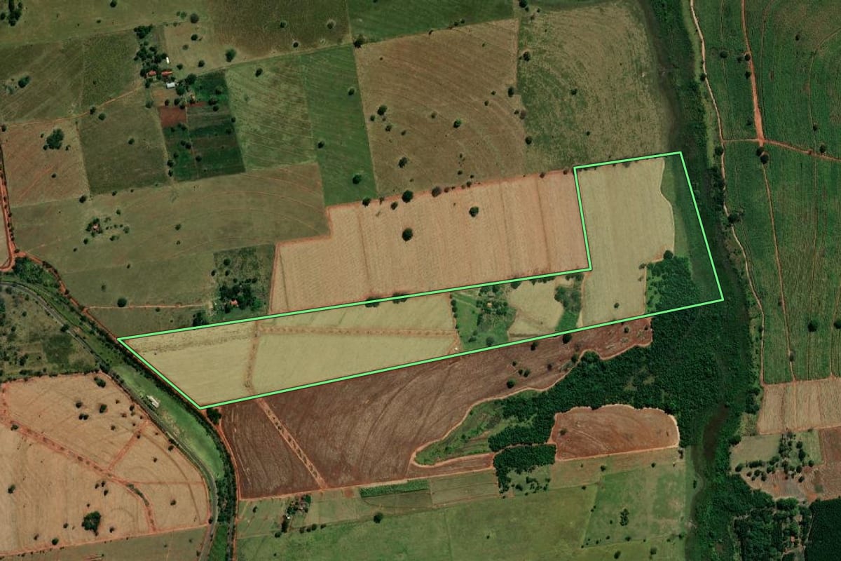 Imagem de satélite do imóvel rural em Andradina (SP), com o contorno declarado no CAR desenhado por cima.