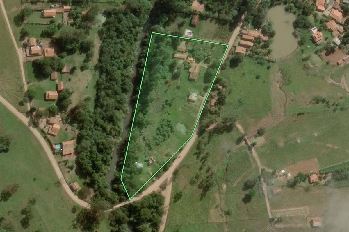 Imagem de satélite do imóvel rural em Angatuba (SP), com o contorno declarado no CAR desenhado por cima.