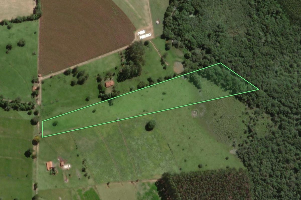 Imagem de satélite do imóvel rural em Angatuba (SP), com o contorno declarado no CAR desenhado por cima.
