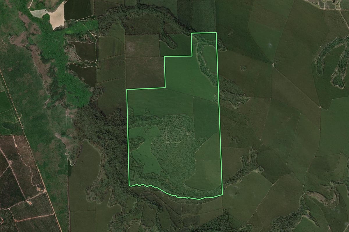 Imagem de satélite do imóvel rural em Angatuba (SP), com o contorno declarado no CAR desenhado por cima.