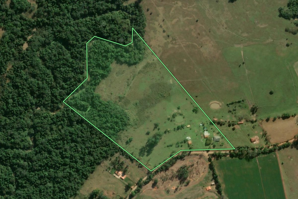 Imagem de satélite do imóvel rural em Angatuba (SP), com o contorno declarado no CAR desenhado por cima.
