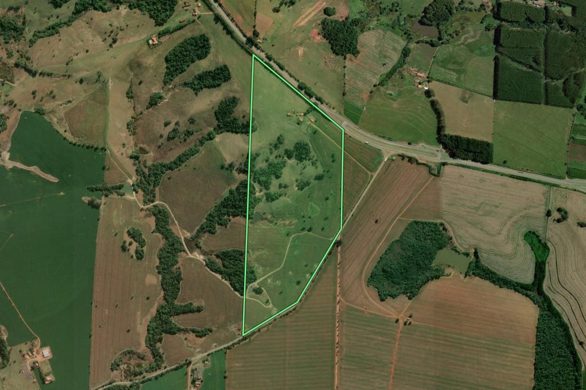 Imagem de satélite do imóvel rural em Angatuba (SP), com o contorno declarado no CAR desenhado por cima.